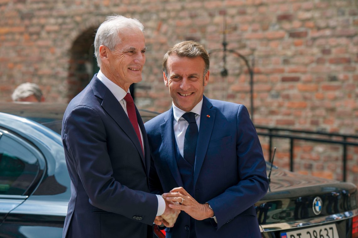 Jonas Gahr Støre sammen med den frie verdens mest upopulære leder, Emmanuel Macron. Foto: Cornelius Poppe / NTB Jonas Gahr Støre sammen med den frie verdens mest upopulære leder, Emmanuel Macron. Foto: Cornelius Poppe / NTB