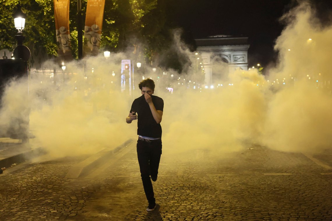 En mann løper vekk fra tåregass under uroligheter på Champs Elysees etter Champions League-finalen i fotball mellom Paris Saint-Germain og Inter Milan, 31. mai 2025 i Paris. Foto: Thomas Padilla, AP-NTB. En mann løper vekk fra tåregass under uroligheter på Champs Elysees etter Champions League-finalen i fotball mellom Paris Saint-Germain og Inter Milan, 31. mai 2025 i Paris. Foto: Thomas Padilla, AP-NTB.