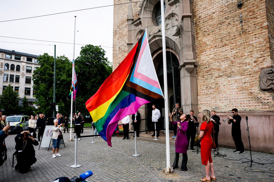 Oslo 20250620.
Oslo-biskop Sunniva Gylver heiser regnbueflagget under åpningen av Oslo Pride 2025 foran Oslo domkirke.
Foto: Jonas Been Henriksen / NTB Oslo 20250620.
Oslo-biskop Sunniva Gylver heiser regnbueflagget under åpningen av Oslo Pride 2025 foran Oslo domkirke.
Foto: Jonas Been Henriksen / NTB