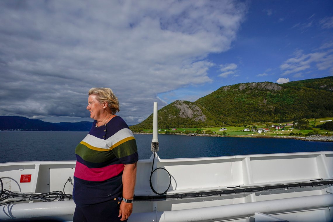 Bergen 20190801.
Statsminister Erna Solberg ombord på den hel-elektriske ferja Ampere mellom Oppedal og Lavik i Sognefjorden. Solberg er på valgkamp-turneen på Vestlandet.
Foto: Heiko Junge / NTB Bergen 20190801.
Statsminister Erna Solberg ombord på den hel-elektriske ferja Ampere mellom Oppedal og Lavik i Sognefjorden. Solberg er på valgkamp-turneen på Vestlandet.
Foto: Heiko Junge / NTB