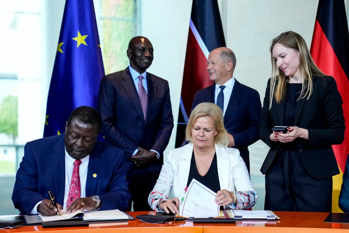 Tysklands innenriksminister Nancy Faeser, nede til høyre, undertegner en migrasjonsavtale med Kenyas statsminister Musalia Mudavadi, til venstre, mens Tysklands forbundskansler Olaf Scholz, i midten bak, og Kenyas president William Ruto, til venstre bak, i kansleriet i Berlin, 13. september 2024. Foto: Ebrahim Noroozi, AP-NTB. Tysklands innenriksminister Nancy Faeser, nede til høyre, undertegner en migrasjonsavtale med Kenyas statsminister Musalia Mudavadi, til venstre, mens Tysklands forbundskansler Olaf Scholz, i midten bak, og Kenyas president William Ruto, til venstre bak, i kansleriet i Berlin, 13. september 2024. Foto: Ebrahim Noroozi, AP-NTB.