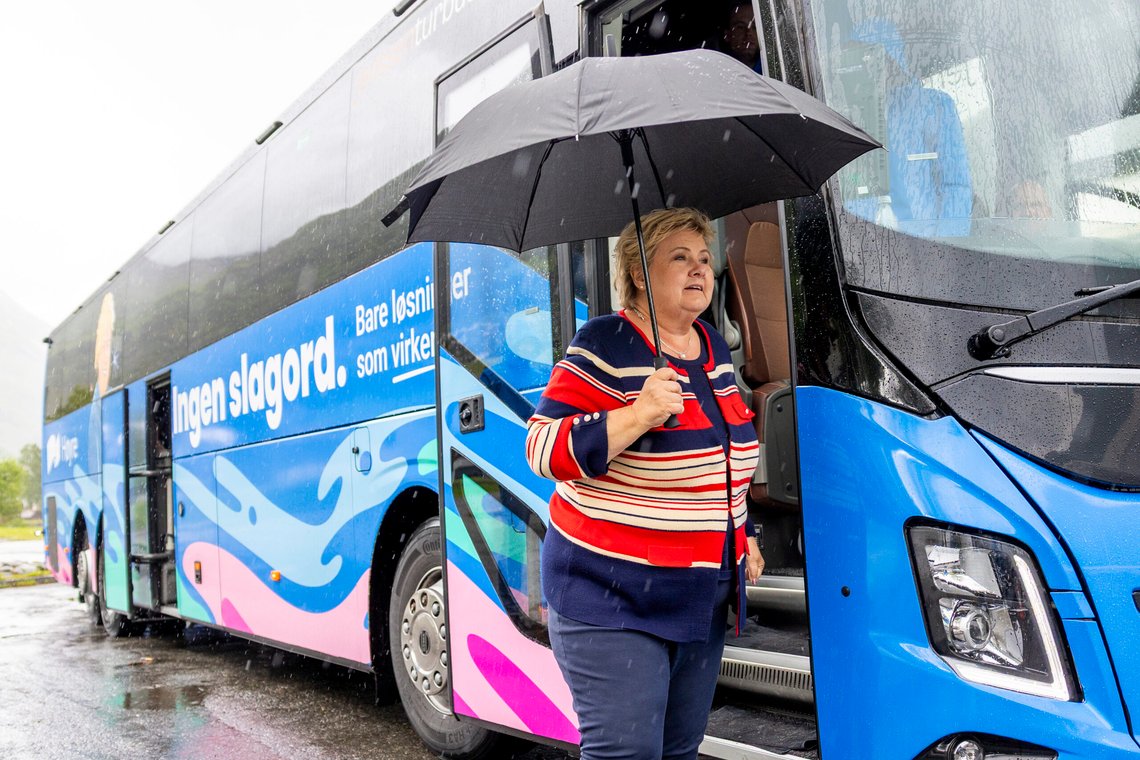 Stryn 20250602.
Høyres partileder og statsministerkandidat Erna Solberg møter ungdom fra Gatebilklubben i Stryn – som er en sosial og inkluderande møteplass for bilinteresserte ungdommar. Solberg besøker Stryn som del av valgkampturneen “100 dager igjen”. Turneen starta i Ålesund 2. juni og går via flere vestlandskommuner før den avsluttes i Bergen. Det er første tur med den nye valgbussen til partiet Høyre som er på turen.
Foto: NTB / NTB Stryn 20250602.
Høyres partileder og statsministerkandidat Erna Solberg møter ungdom fra Gatebilklubben i Stryn – som er en sosial og inkluderande møteplass for bilinteresserte ungdommar. Solberg besøker Stryn som del av valgkampturneen “100 dager igjen”. Turneen starta i Ålesund 2. juni og går via flere vestlandskommuner før den avsluttes i Bergen. Det er første tur med den nye valgbussen til partiet Høyre som er på turen.
Foto: NTB / NTB