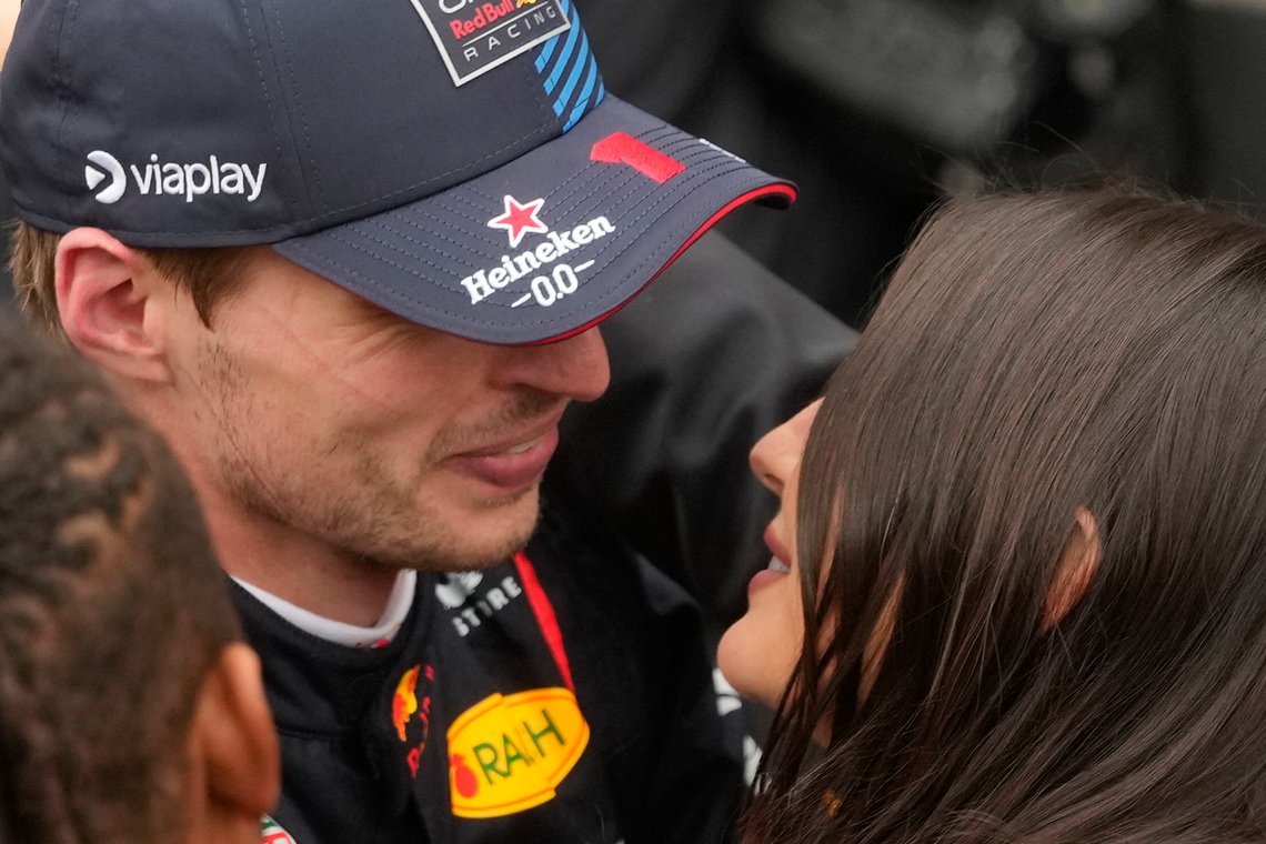 Nederlenderen Max Verstappen vinner neppe VM i Formel 1 i år. Men 27-åringen har blitt far for første gang, ikke verst det heller. Foto: Andre Penner / AP / NTB Nederlenderen Max Verstappen vinner neppe VM i Formel 1 i år. Men 27-åringen har blitt far for første gang, ikke verst det heller. Foto: Andre Penner / AP / NTB