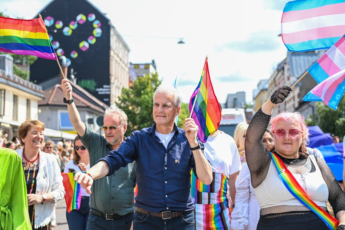Statsminister Jonas Gahr Støre går fremst i Pride Parade 2023. Paraden går fra Grønland til Pride Park på Kontraskjæret i Oslo sentrum. Foto: Astrid Pedersen / NTB Statsminister Jonas Gahr Støre går fremst i Pride Parade 2023. Paraden går fra Grønland til Pride Park på Kontraskjæret i Oslo sentrum. Foto: Astrid Pedersen / NTB