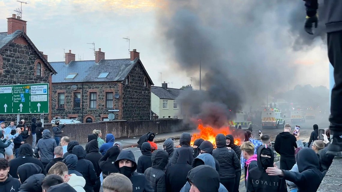 Flere hundre demonstranter protesterte tirsdag for andre dag på rad mot det påståtte seksuelle overgrepet i Ballymena. Foto: Niall Carson PA / AP / NTB Flere hundre demonstranter protesterte tirsdag for andre dag på rad mot det påståtte seksuelle overgrepet i Ballymena. Foto: Niall Carson PA / AP / NTB