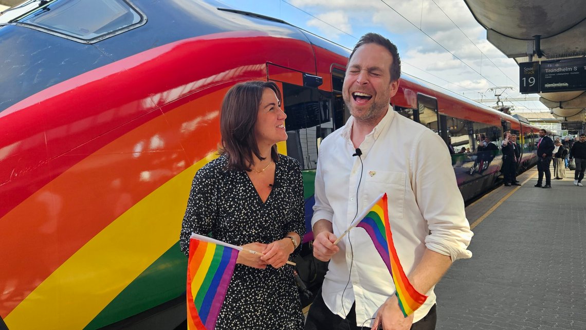 Tonje Brenna (Ap) og Dan Bjørke fra Oslo Pride feirer lanseringen av SJ Norges Pridetog. Foto: SJ Norge / Handout / NTB Tonje Brenna (Ap) og Dan Bjørke fra Oslo Pride feirer lanseringen av SJ Norges Pridetog. Foto: SJ Norge / Handout / NTB