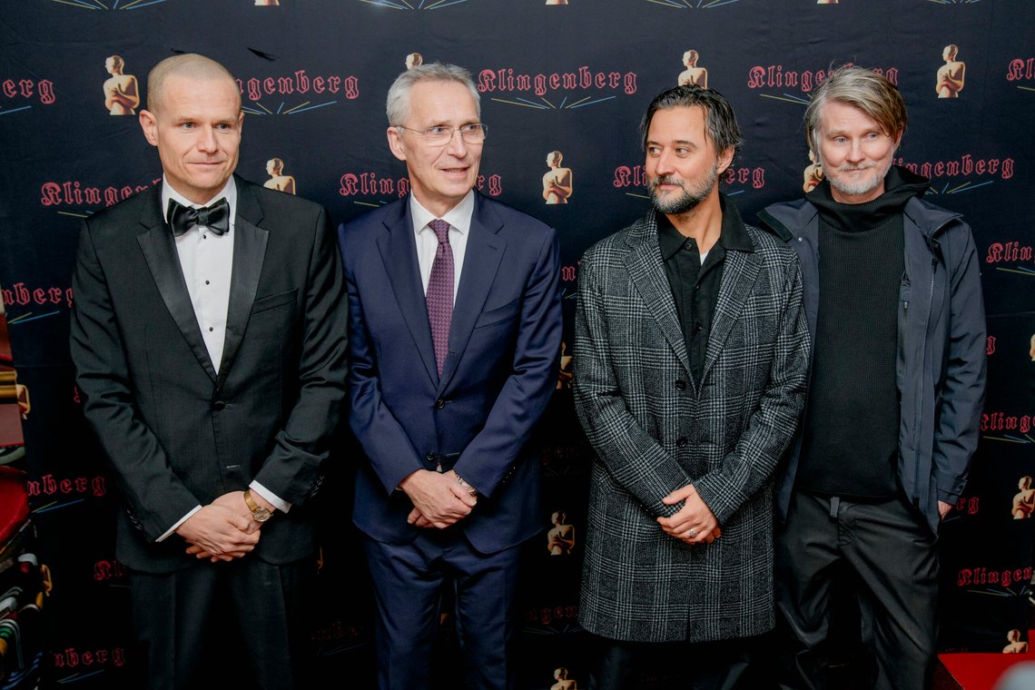 Oslo 20250326.
Tommy Gulliksen, finansminister Jens Stoltenberg, Svein Berge og Torbjørn Brundtland på rød løper for festpremieren av dokumentarfilmen "Stoltenberg - Facing war" på Klingenberg kino. Brundtland og Berge utgjør gruppa Røyksopp som har laget musikken til filmen.
Foto: Stian Lysberg Solum / NTB Oslo 20250326.
Tommy Gulliksen, finansminister Jens Stoltenberg, Svein Berge og Torbjørn Brundtland på rød løper for festpremieren av dokumentarfilmen "Stoltenberg - Facing war" på Klingenberg kino. Brundtland og Berge utgjør gruppa Røyksopp som har laget musikken til filmen.
Foto: Stian Lysberg Solum / NTB