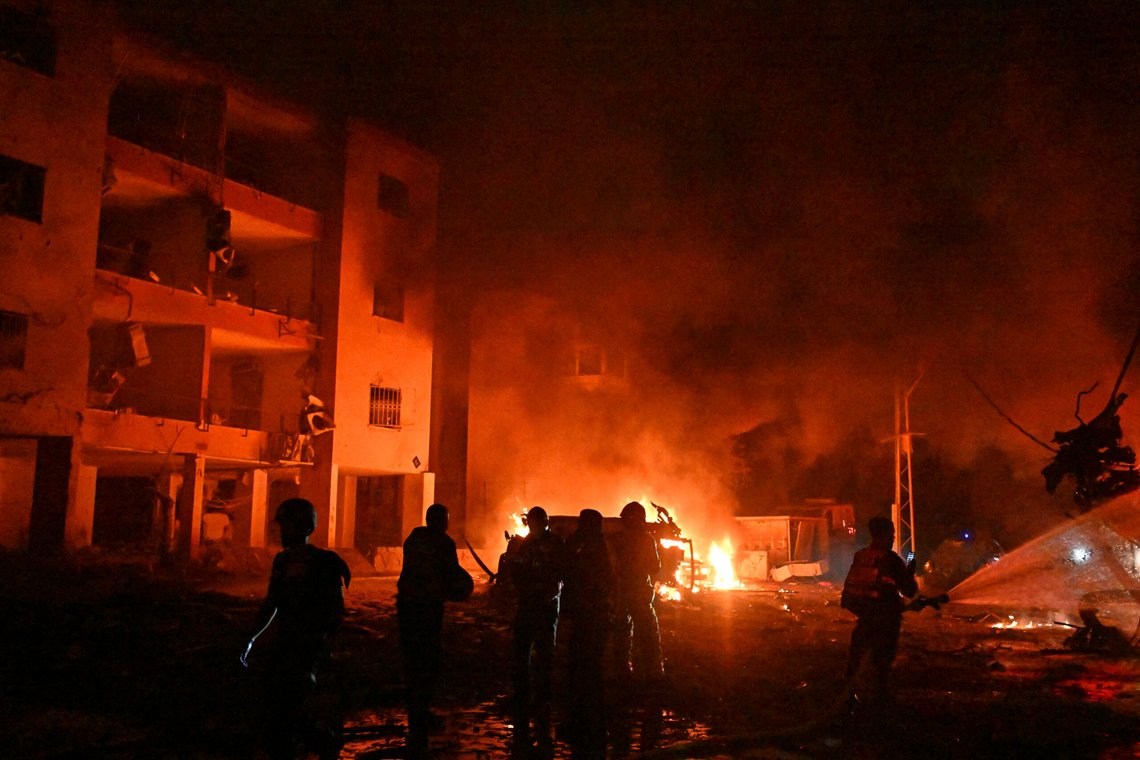 Brannmenn jobber med å slukke en brann etter at et missil avfyrt fra Iran traff Haifa, i Nord-Israel, søndag 15. juni 2025. Foto: AP/Rami Shlush/NTB Brannmenn jobber med å slukke en brann etter at et missil avfyrt fra Iran traff Haifa, i Nord-Israel, søndag 15. juni 2025. Foto: AP/Rami Shlush/NTB