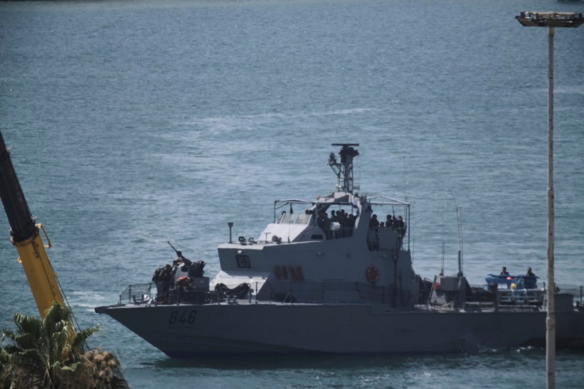 Gaza-aktivistene om bord i seilbåten Madleen ble natt til mandag bordet og tatt til fange i internasjonalt farvann, og noen timer senere fraktet til den israelske havnebyen Ashdod om bord i dette marinefartøyet. Foto: AP / NTB Gaza-aktivistene om bord i seilbåten Madleen ble natt til mandag bordet og tatt til fange i internasjonalt farvann, og noen timer senere fraktet til den israelske havnebyen Ashdod om bord i dette marinefartøyet. Foto: AP / NTB
