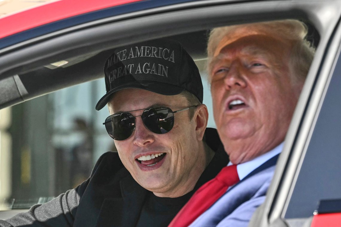 Elon Musk og Donald Trump hadde et godt forhold, og presidenten fikk en rød Tesla i gave fra Musk. Etter at Musks oppdrag med effektivisering av statsapparatet var over, begynte de to å krangle i sosiale medier. Nå har de lagt striden bak seg. Foto: AP / NTB Elon Musk og Donald Trump hadde et godt forhold, og presidenten fikk en rød Tesla i gave fra Musk. Etter at Musks oppdrag med effektivisering av statsapparatet var over, begynte de to å krangle i sosiale medier. Nå har de lagt striden bak seg. Foto: AP / NTB