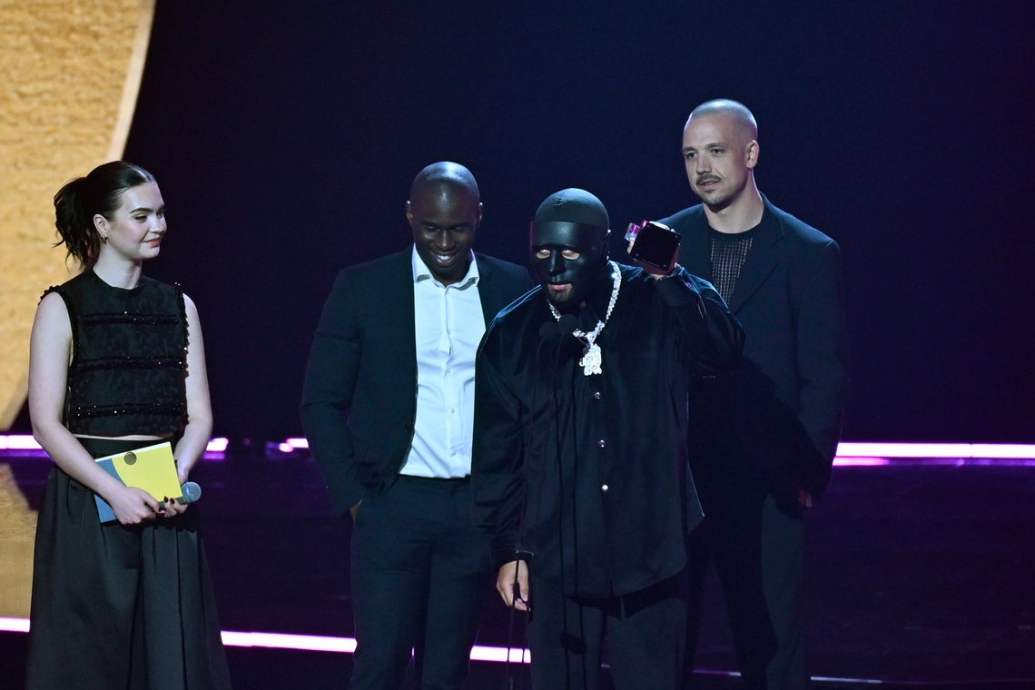 C. Gambino mottar prisen for Årets hiphop på Grammisgallaen på Annexet i 2024. Foto: Pontus Lundahl, TT-NTB. C. Gambino mottar prisen for Årets hiphop på Grammisgallaen på Annexet i 2024. Foto: Pontus Lundahl, TT-NTB.
