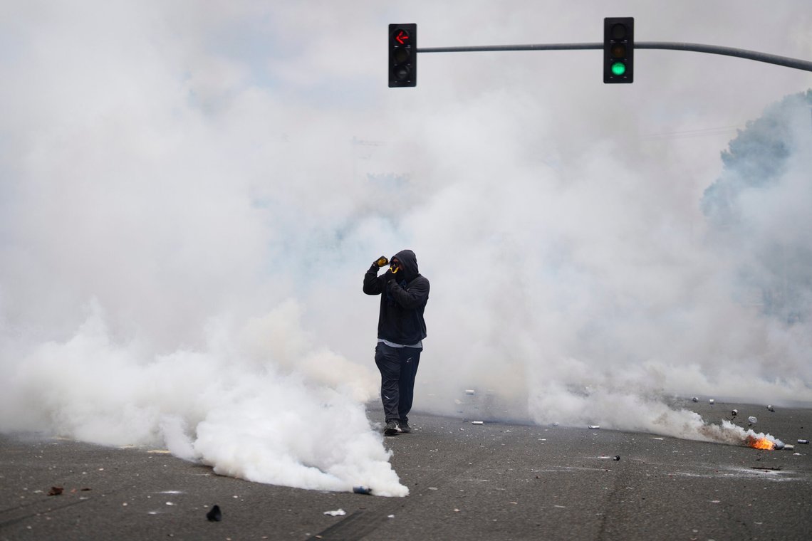En av mange som de to siste dagene har demonstrert mot amerikanske immigrasjonsmyndigheter (ICE) i Los Angeles. Politiet har brukt tåregass og sjokkgranater mot demonstrantene. Foto: Eric Thayer / AP / NTB En av mange som de to siste dagene har demonstrert mot amerikanske immigrasjonsmyndigheter (ICE) i Los Angeles. Politiet har brukt tåregass og sjokkgranater mot demonstrantene. Foto: Eric Thayer / AP / NTB