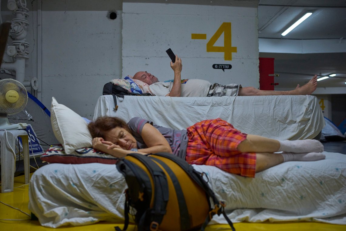 Folk tilbringer natten i en underjordisk parkeringskjeller som en forholdsregel mot mulige iranske missilangrep, i Tel Aviv, Israel, mandag 23. juni 2025. Foto: AP/Ohad Zwigenberg/NTB Folk tilbringer natten i en underjordisk parkeringskjeller som en forholdsregel mot mulige iranske missilangrep, i Tel Aviv, Israel, mandag 23. juni 2025. Foto: AP/Ohad Zwigenberg/NTB