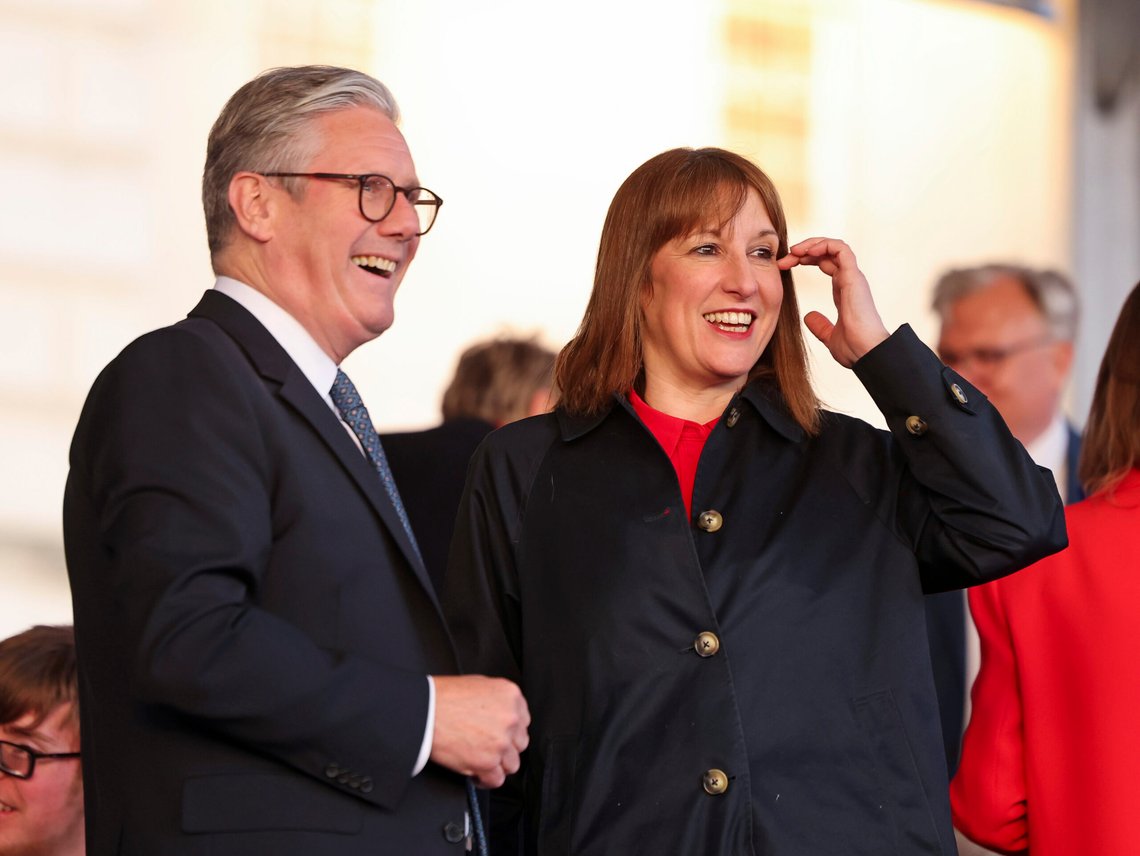 Storbritannias statsminister Keir Starmer og finansminister Rachel Reeves jobber i motbakke. De få gjenværende skattebetalerne får regningene. Foto: Chris Jackson/Pool via AP/ NTB Storbritannias statsminister Keir Starmer og finansminister Rachel Reeves jobber i motbakke. De få gjenværende skattebetalerne får regningene. Foto: Chris Jackson/Pool via AP/ NTB