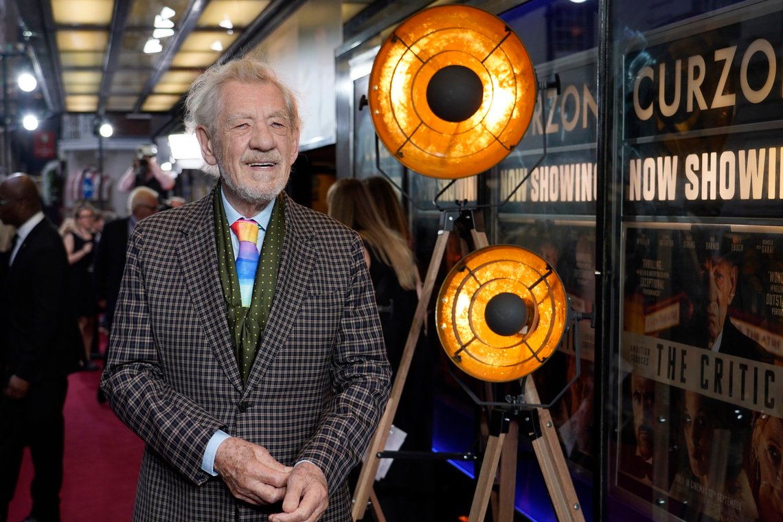 Ian McKellen poserer for fotografer ved ankomst til den europeiske premieren på The Critic, i London, 2. september 2024. Foto: Alberto Pezzali, AP-NTB. Ian McKellen poserer for fotografer ved ankomst til den europeiske premieren på The Critic, i London, 2. september 2024. Foto: Alberto Pezzali, AP-NTB.