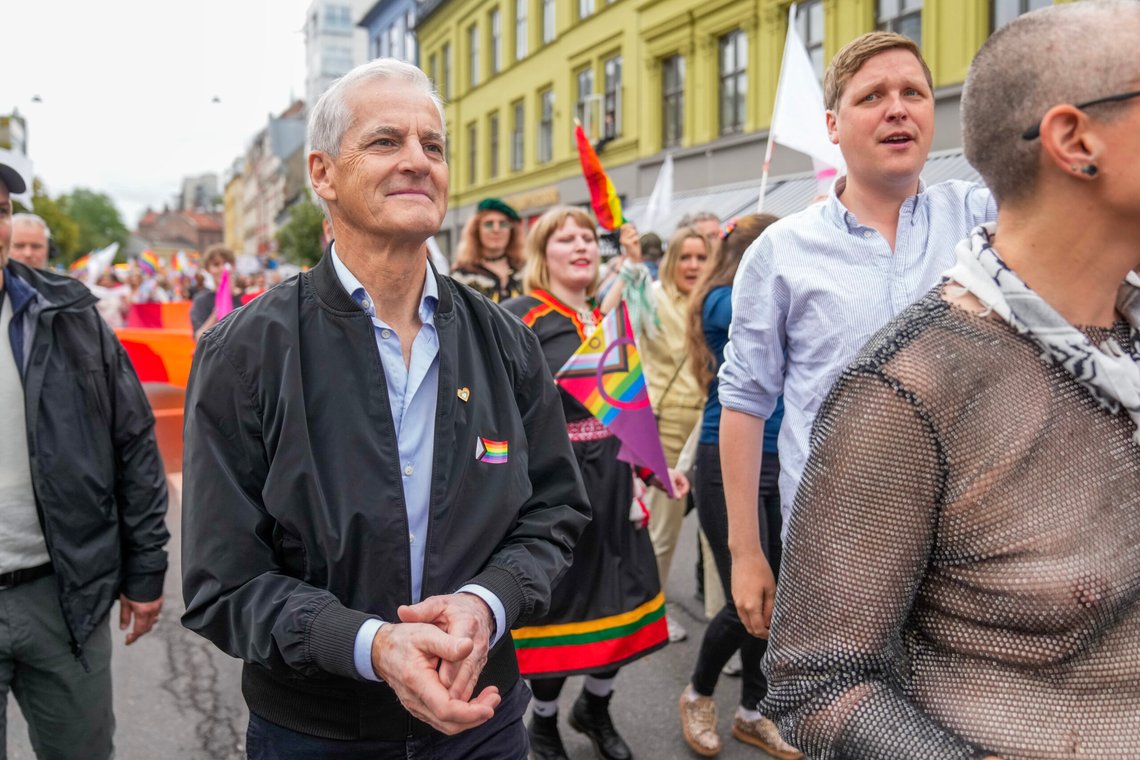 Oslo 20250628.
Statsminister Jonas Gahr Støre og utviklingsminister Åsmund Aukrust under Pride-paraden i Oslo. Pride-paraden feirer skeivt mangfold, og går fra Grønland til Pride Park på Kontraskjæret i Oslo lørdag ettermiddag.
Foto: Fredrik Varfjell / NTB Oslo 20250628.
Statsminister Jonas Gahr Støre og utviklingsminister Åsmund Aukrust under Pride-paraden i Oslo. Pride-paraden feirer skeivt mangfold, og går fra Grønland til Pride Park på Kontraskjæret i Oslo lørdag ettermiddag.
Foto: Fredrik Varfjell / NTB