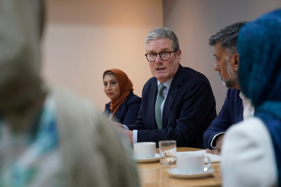 Storbritannias statsminister Sir Keir Starmer besøker The Hub - Solihull Mosque, i West Midlands, England, 8. august 2024. Foto: Joe Giddens, AP-NTB. Storbritannias statsminister Sir Keir Starmer besøker The Hub - Solihull Mosque, i West Midlands, England, 8. august 2024. Foto: Joe Giddens, AP-NTB.