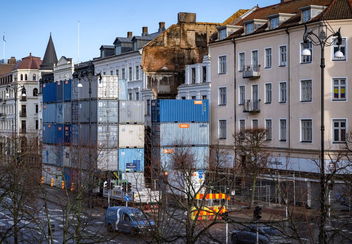 HELSINGBORG 2025-01-28
En vägg av containrar framför det nerbrunna Hotel Kärnan på Järnvägsgatan i Helsingborg i slutet på januari 2025. Hotel Kärnan totalförstördes i en brand som startade den 27:e december och tog flera dagar att släcka.
Foto: Johan Nilsson / TT / Kod 50090 HELSINGBORG 2025-01-28
En vägg av containrar framför det nerbrunna Hotel Kärnan på Järnvägsgatan i Helsingborg i slutet på januari 2025. Hotel Kärnan totalförstördes i en brand som startade den 27:e december och tog flera dagar att släcka.
Foto: Johan Nilsson / TT / Kod 50090