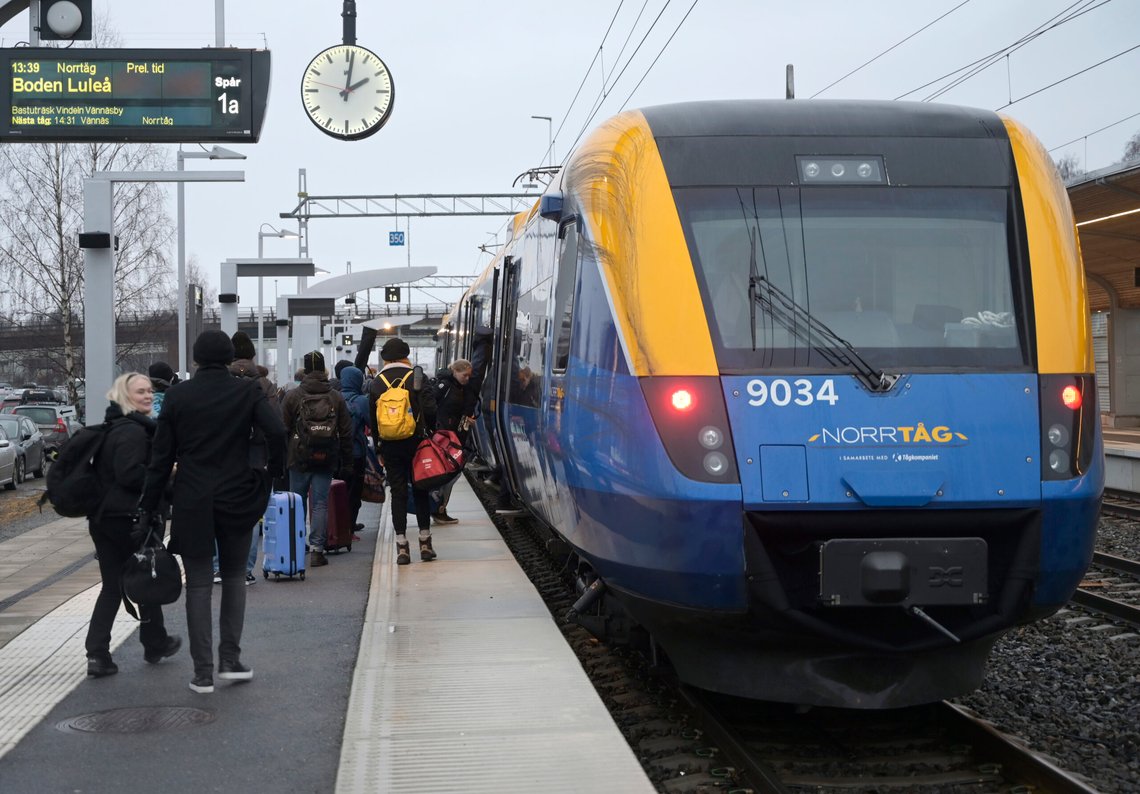 Togpassasjerer venter på et tog fra Norrtåg på Umeå stasjon. Arkivbilde. Foto: Fredrik Sandberg, TT-NTB. Togpassasjerer venter på et tog fra Norrtåg på Umeå stasjon. Arkivbilde. Foto: Fredrik Sandberg, TT-NTB.
