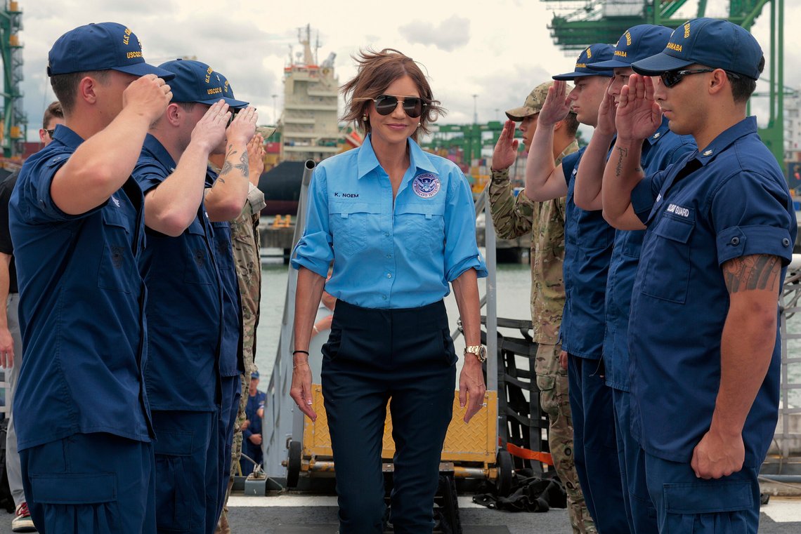 USAs minister for innenriks sikkerhet Kristi Noem blir hilst velkommen av besetningsmedlemmer da hun går om bord på kystvaktskipet Escanaba i Panama City, tirsdag 24. juni 2025. Foto: Anna Moneymaker/Pool photo via AP/ NTB USAs minister for innenriks sikkerhet Kristi Noem blir hilst velkommen av besetningsmedlemmer da hun går om bord på kystvaktskipet Escanaba i Panama City, tirsdag 24. juni 2025. Foto: Anna Moneymaker/Pool photo via AP/ NTB
