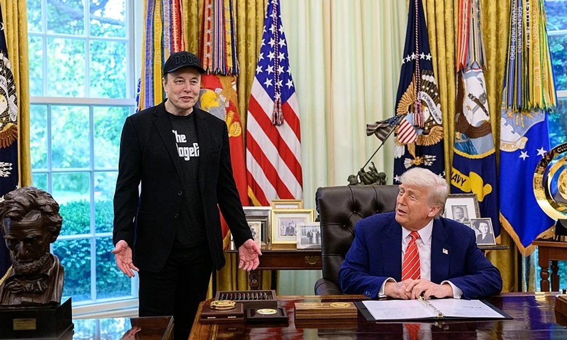 President Donald Trump deltar i en pressekonferanse med avtroppende DOGE-rådgiver Elon Musk, fredag 30. mai 2025, i Det ovale kontor. (Offisielt bilde fra Det hvite hus tatt av Molly Riley). Kilde: Wikipedia. President Donald Trump deltar i en pressekonferanse med avtroppende DOGE-rådgiver Elon Musk, fredag 30. mai 2025, i Det ovale kontor. (Offisielt bilde fra Det hvite hus tatt av Molly Riley). Kilde: Wikipedia.