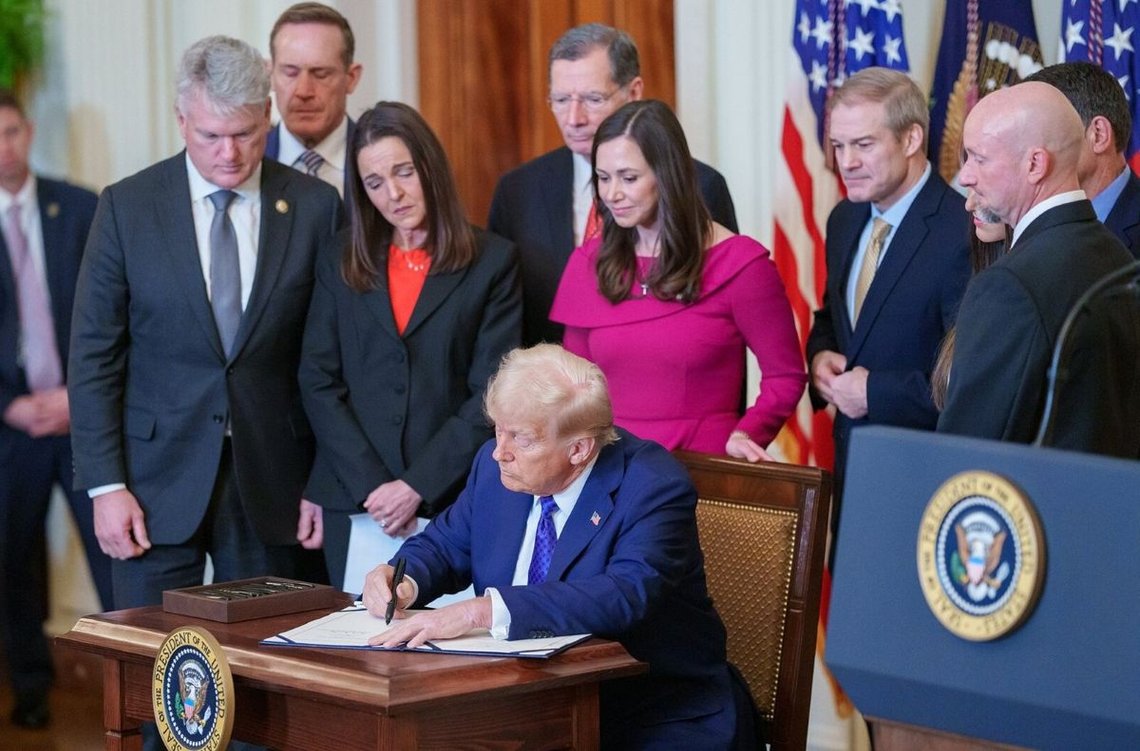 President Trump inviterte Laken Rileys familie til Det hvite hus og undertegnet Laken Riley-loven, som pålegger internering og utvisning av ulovlige innvandrere som har begått kriminelle handlinger, og gir delstatene rett til å gå til sak dersom innvandringslovene ikke håndheves. Gjør Amerika trygt igjen. 29. januar 2025. Kilde: Wikimedia. President Trump inviterte Laken Rileys familie til Det hvite hus og undertegnet Laken Riley-loven, som pålegger internering og utvisning av ulovlige innvandrere som har begått kriminelle handlinger, og gir delstatene rett til å gå til sak dersom innvandringslovene ikke håndheves. Gjør Amerika trygt igjen. 29. januar 2025. Kilde: Wikimedia.