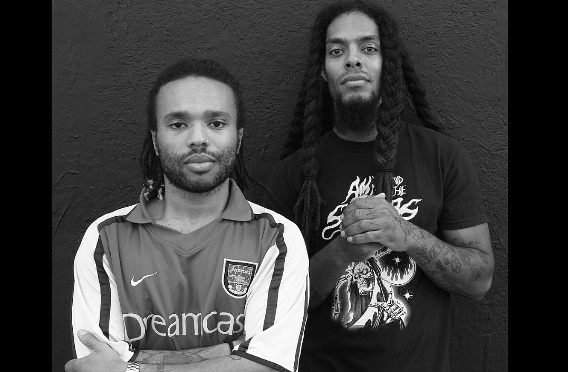 Den prisbelønte britiske grime-punk/hiphop-duoen Bob Vylan i Los Angeles spilte sin aller første konsert i USA 22. oktober 2022. Foto: Ithaka Darin/Wikimedia. Den prisbelønte britiske grime-punk/hiphop-duoen Bob Vylan i Los Angeles spilte sin aller første konsert i USA 22. oktober 2022. Foto: Ithaka Darin/Wikimedia.