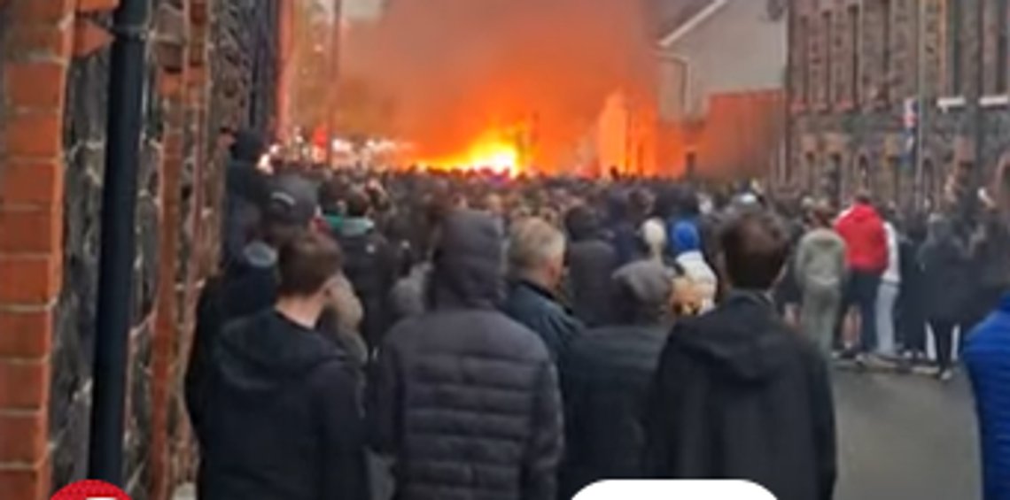 Britne ser ut til å gå lei av utlendinger som vodtar jentene deres. Stillbilde video Britne ser ut til å gå lei av utlendinger som vodtar jentene deres. Stillbilde video