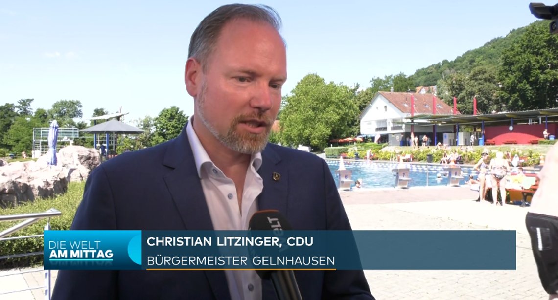 Borgermesteren i Gelnhauser virker å mene at småjenter må tåle at syriske menn oppfører seg litt «hett» når sola skinner. Stillbilde WELT Borgermesteren i Gelnhauser virker å mene at småjenter må tåle at syriske menn oppfører seg litt «hett» når sola skinner. Stillbilde WELT