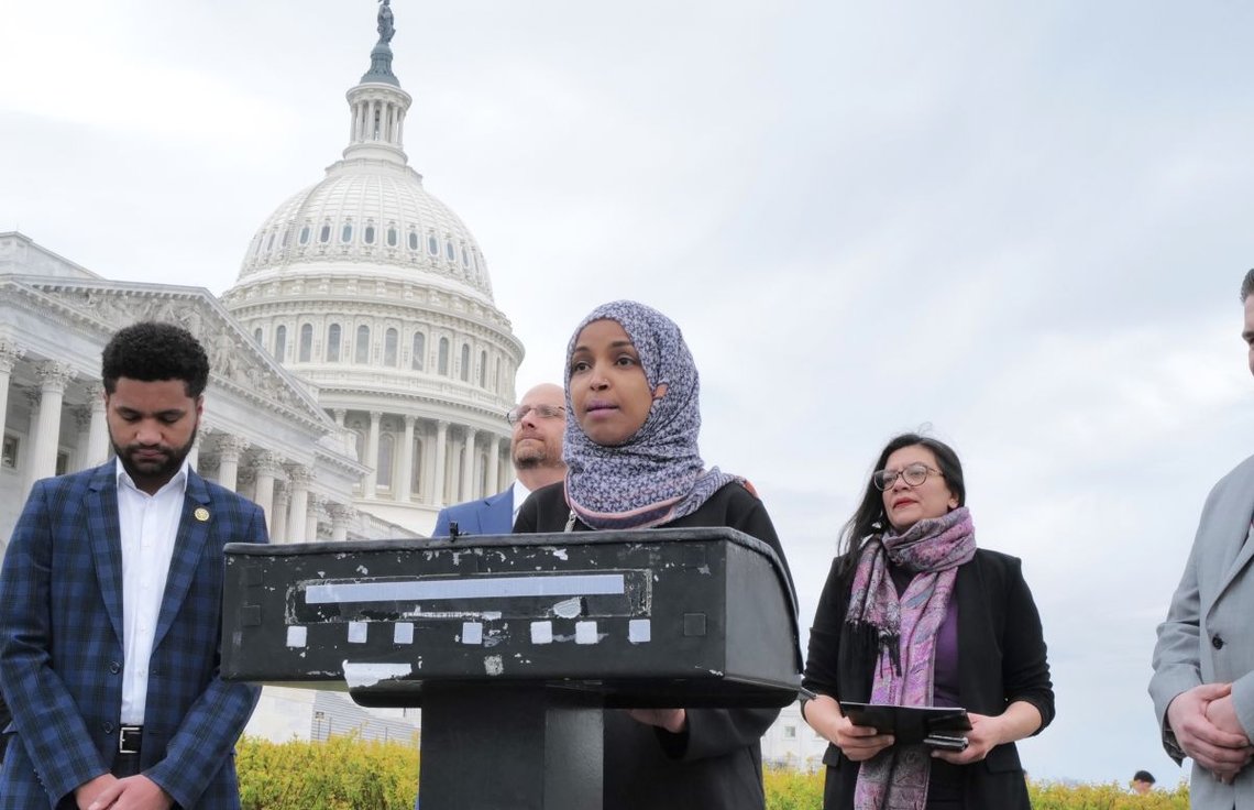 Washington, DC – 23. mars 2023: Representant Ilhan Omar (Minnesota) taler på en pressekonferanse hvor hun presenterer et lovforslag mot islamofobi. Foto: Shutterstock av Phil Pasquini. Washington, DC – 23. mars 2023: Representant Ilhan Omar (Minnesota) taler på en pressekonferanse hvor hun presenterer et lovforslag mot islamofobi. Foto: Shutterstock av Phil Pasquini.