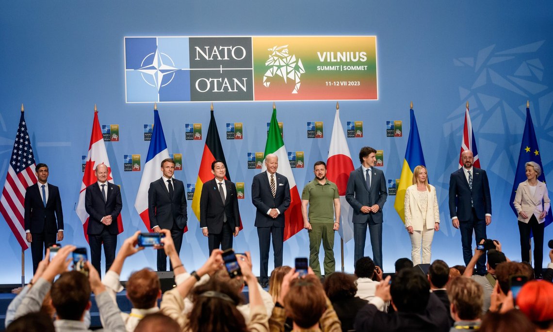 Vilnius, Litauen. 12. juli 2023. G7-lederne kunngjør en felles støtteerklæring til Ukraina under NATO-toppmøtet 2023. Foto: Shutterstock av Gints Ivuskans. Vilnius, Litauen. 12. juli 2023. G7-lederne kunngjør en felles støtteerklæring til Ukraina under NATO-toppmøtet 2023. Foto: Shutterstock av Gints Ivuskans.