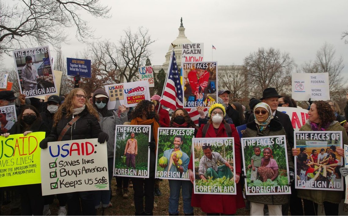 Washington, DC – 5. februar 2025: Demonstranter med plakater samles til en demonstrasjon til støtte for det amerikanske bistandsorganet USAID. Foto: Shutterstock. Washington, DC – 5. februar 2025: Demonstranter med plakater samles til en demonstrasjon til støtte for det amerikanske bistandsorganet USAID. Foto: Shutterstock.
