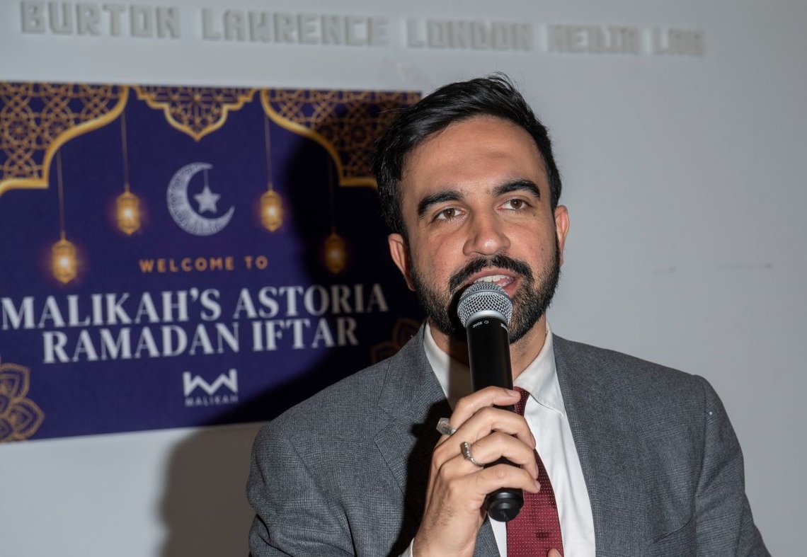 Zohran Mamdani, medlem av delstatsforsamlingen i New York, taler under Malikahs iftar-ramadan-arrangement på Museum of the Moving Image 7. mars 2025 i Queens Borough i New York City. Foto: Shutterstock Zohran Mamdani, medlem av delstatsforsamlingen i New York, taler under Malikahs iftar-ramadan-arrangement på Museum of the Moving Image 7. mars 2025 i Queens Borough i New York City. Foto: Shutterstock