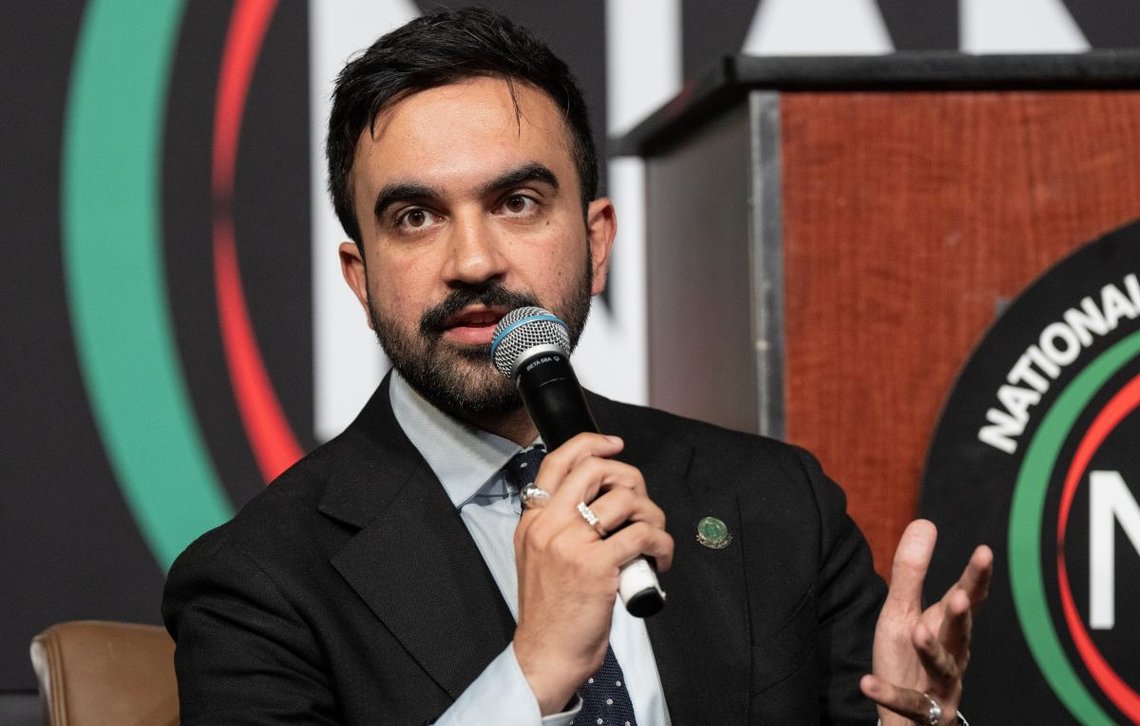 New York, NY. 3. april 2025: Forsamlingsmedlem Zohran Mamdani taler på forumet for borgermesterkandidater arrangert av pastor Al Sharpton på den årlige NAN-konferansen i 2025 på Sheraton Times Square. Foto: Shutterstock. New York, NY. 3. april 2025: Forsamlingsmedlem Zohran Mamdani taler på forumet for borgermesterkandidater arrangert av pastor Al Sharpton på den årlige NAN-konferansen i 2025 på Sheraton Times Square. Foto: Shutterstock.