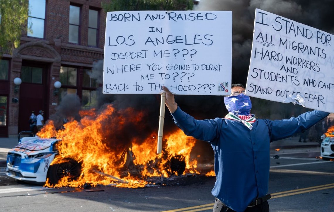 Los Angeles, California, USA – 8. juni 2025: Tusenvis av innbyggere i Los Angeles protesterer mot ICE-razziaer i sentrum av Los Angeles, blant annet en agitator som satte fyr på Waymo-drosjer og angrep politiet. Foto: Shuttestock av Sua Sponte Photography. Los Angeles, California, USA – 8. juni 2025: Tusenvis av innbyggere i Los Angeles protesterer mot ICE-razziaer i sentrum av Los Angeles, blant annet en agitator som satte fyr på Waymo-drosjer og angrep politiet. Foto: Shuttestock av Sua Sponte Photography.