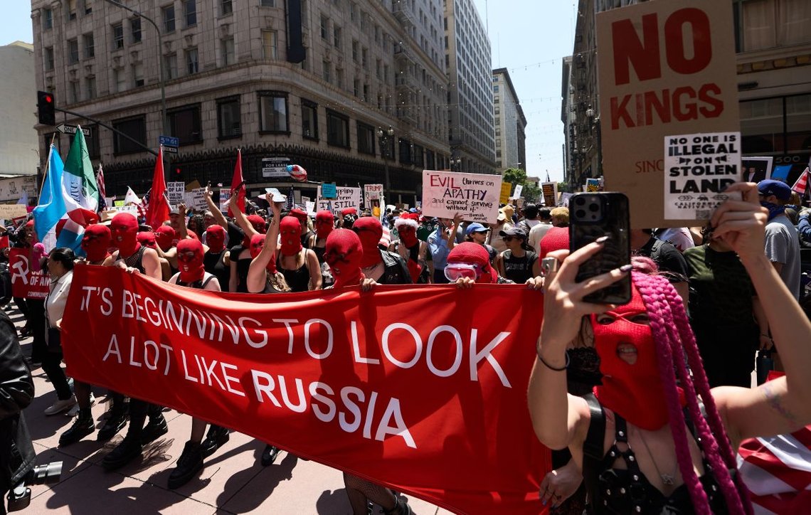Los Angeles, California – 14. juni 2025: No Kings-demonstrasjon. Foto: Shutterstock av Rudy Salgado. Los Angeles, California – 14. juni 2025: No Kings-demonstrasjon. Foto: Shutterstock av Rudy Salgado.