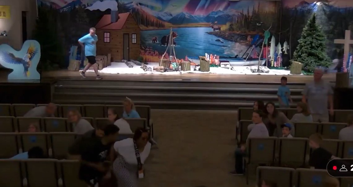 RØMMER: Folk kastet seg ned og rømte ut av menigheten da de hørte de første skuddene. Foto: CrossPointe Community Church RØMMER: Folk kastet seg ned og rømte ut av menigheten da de hørte de første skuddene. Foto: CrossPointe Community Church