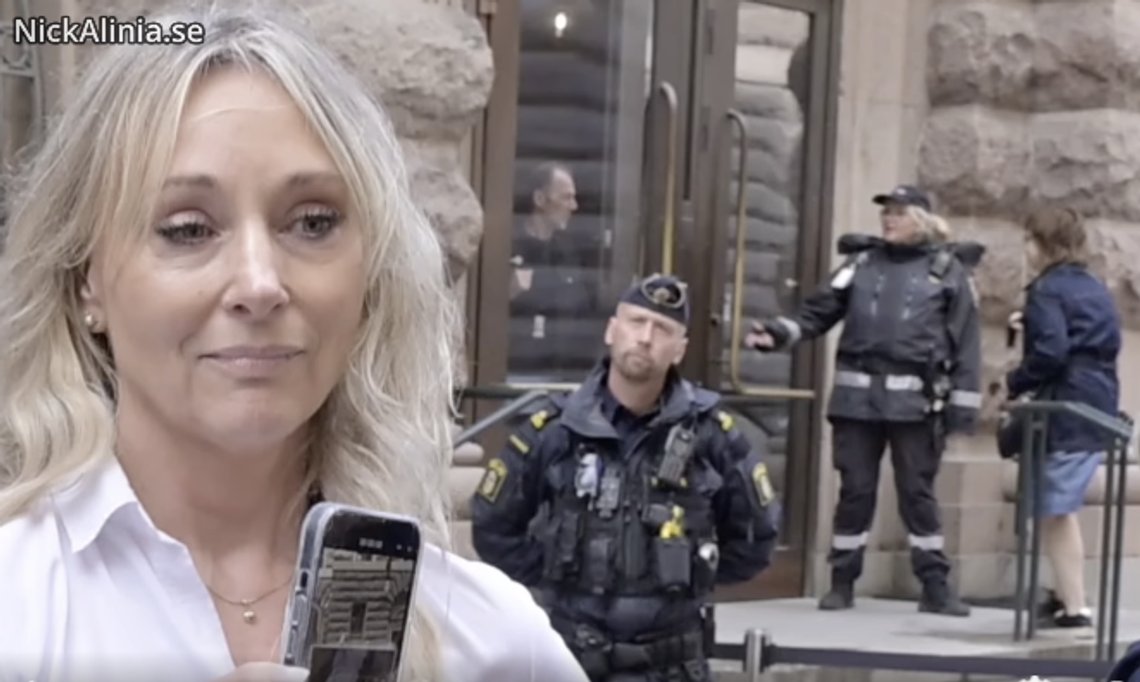 Politi og sikkerhetsvakter valgte å ikke gripe inn under angrepet på Jessica Stegrud (SD). Foto: Skjermbilde av video fra Nick Alinia. Politi og sikkerhetsvakter valgte å ikke gripe inn under angrepet på Jessica Stegrud (SD). Foto: Skjermbilde av video fra Nick Alinia.