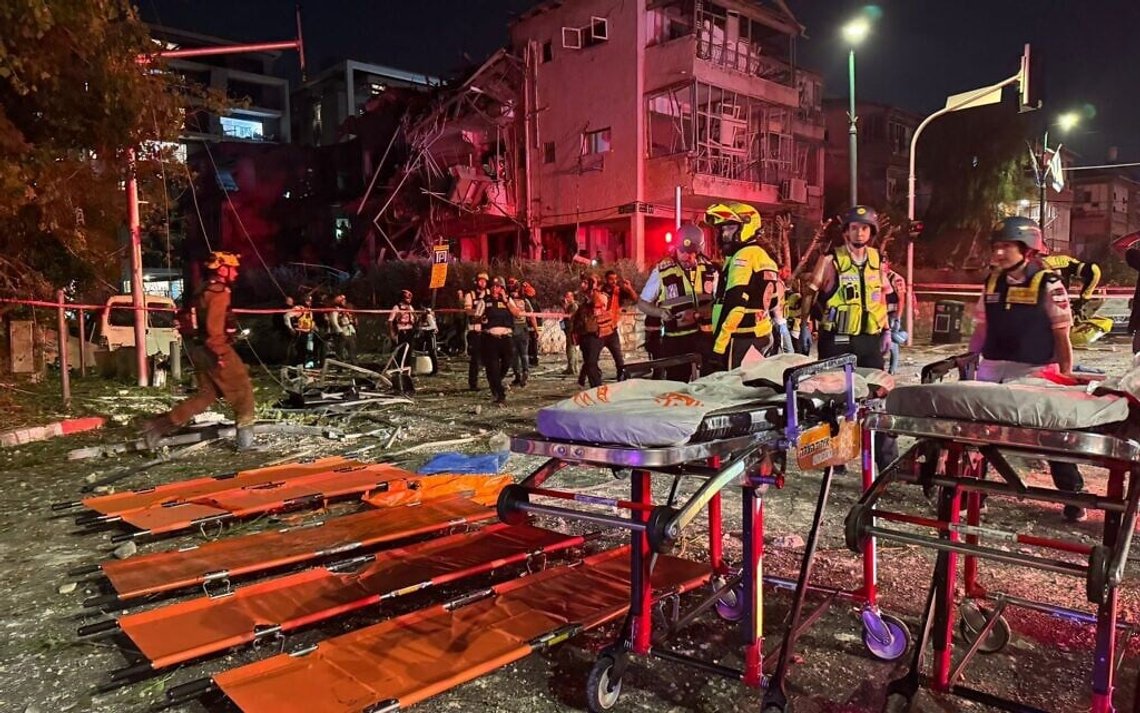Sentrum av Tel Aviv. Også israelerne fikk føle krigen i natt, men det går ikke så hardt ut over sivile. De befinner seg. tilfluktsrom. Foto: Magen David Adom Sentrum av Tel Aviv. Også israelerne fikk føle krigen i natt, men det går ikke så hardt ut over sivile. De befinner seg. tilfluktsrom. Foto: Magen David Adom