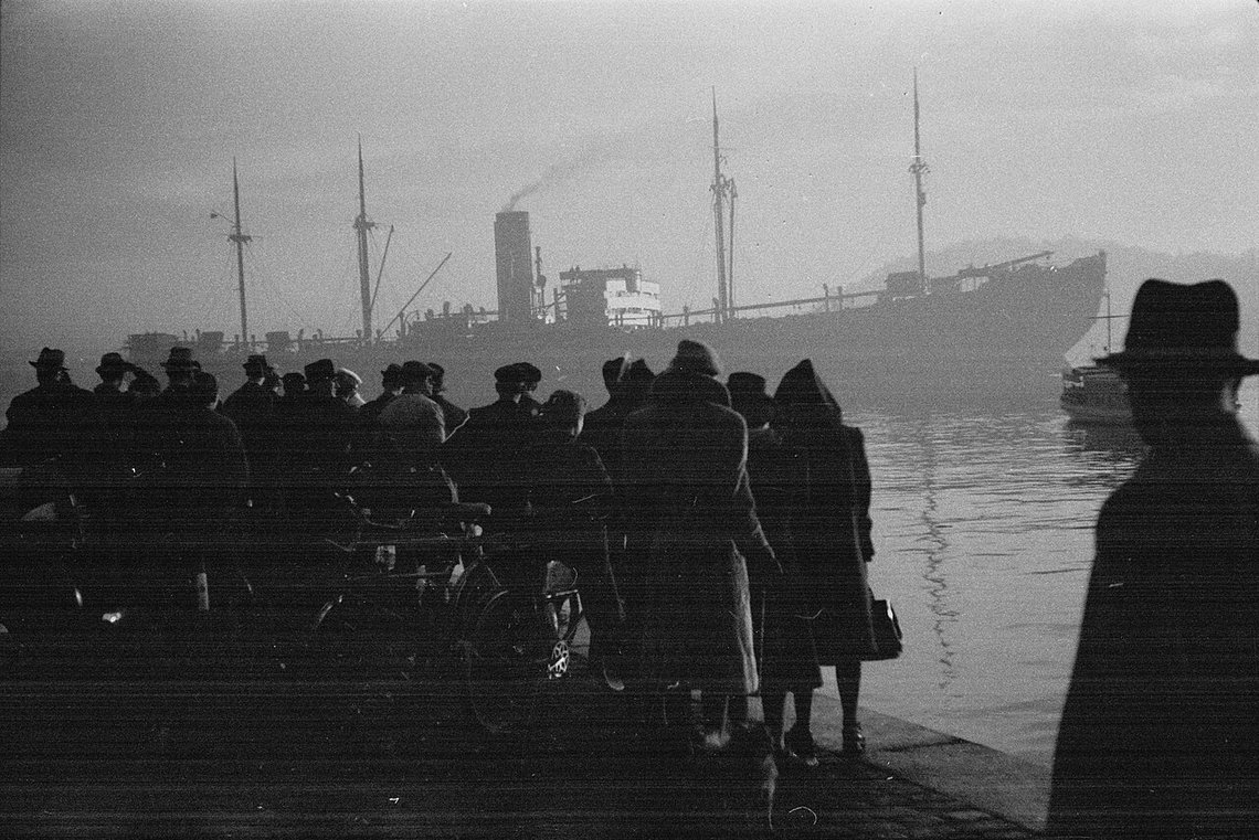 Georg W. Fossums fotografi av DS «Donau» på vei ut fra Oslo havn 26. november 1942. Hovedøya i bakgrunnen. Georg W. Fossums fotografi av DS «Donau» på vei ut fra Oslo havn 26. november 1942. Hovedøya i bakgrunnen.