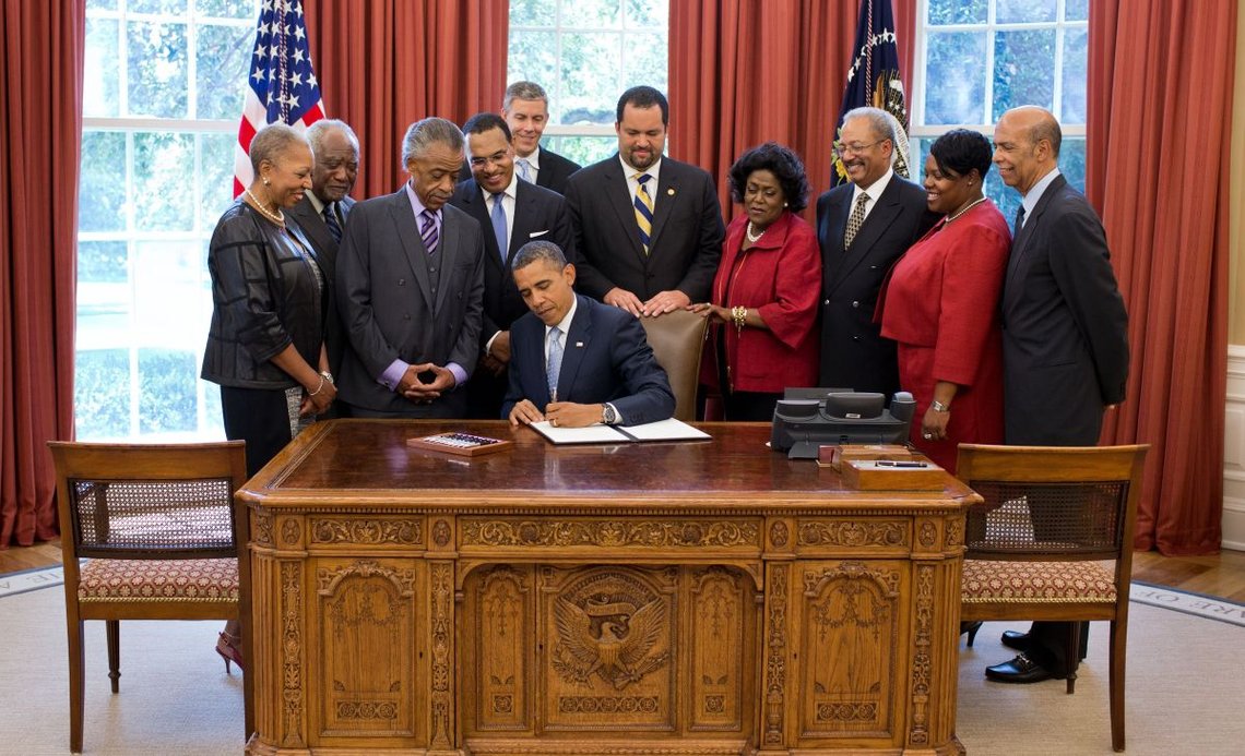 President Barack Obama signerer den utøvende ordren «White House Initiative on Educational Excellence for African Americans», for å forbedre resultater og fremme utdanningsmuligheter for afroamerikanere. Det ovale kontor, 26. juli 2012. (Offisielt bilde fra Det hvite hus, tatt av Pete Souza) President Barack Obama signerer den utøvende ordren «White House Initiative on Educational Excellence for African Americans», for å forbedre resultater og fremme utdanningsmuligheter for afroamerikanere. Det ovale kontor, 26. juli 2012. (Offisielt bilde fra Det hvite hus, tatt av Pete Souza)