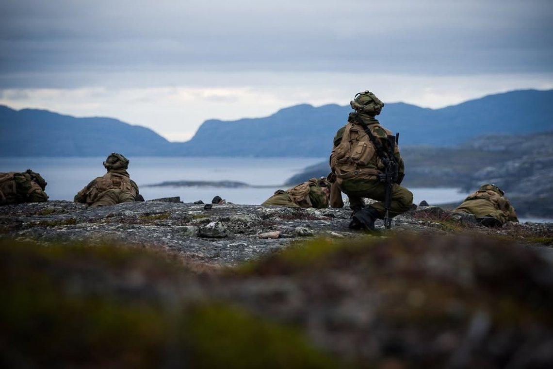 Soldater fra Jegerbataljonen ved Garnisonen i Sør-Varanger vokter grensa mot Russland. Soldatene er kanskje unge, men de er godt trente. Foto: Facebook/ Jegerbataljonen Soldater fra Jegerbataljonen ved Garnisonen i Sør-Varanger vokter grensa mot Russland. Soldatene er kanskje unge, men de er godt trente. Foto: Facebook/ Jegerbataljonen