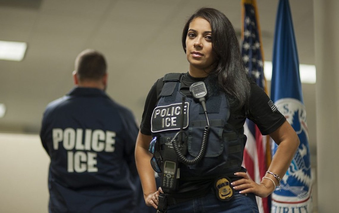 Deportasjonsansvarlig (DO) Yomarel Justiniano fra ICE Orlando. DO Justiniano ble intervjuet av ICEs kommunikasjonsavdeling (Office of Public Affairs) i forbindelse med en reportasje om lanseringen av ICE Español, den nye spanskspråklige versjonen av nettstedet ice.gov. Justiniano er tilknyttet CAP-kontoret – Criminal Alien Program – som har som mål å identifisere utlendinger uten lovlig opphold i USA, som allerede sitter i varetekt hos andre myndigheter. Foto: ICE. Deportasjonsansvarlig (DO) Yomarel Justiniano fra ICE Orlando. DO Justiniano ble intervjuet av ICEs kommunikasjonsavdeling (Office of Public Affairs) i forbindelse med en reportasje om lanseringen av ICE Español, den nye spanskspråklige versjonen av nettstedet ice.gov. Justiniano er tilknyttet CAP-kontoret – Criminal Alien Program – som har som mål å identifisere utlendinger uten lovlig opphold i USA, som allerede sitter i varetekt hos andre myndigheter. Foto: ICE.
