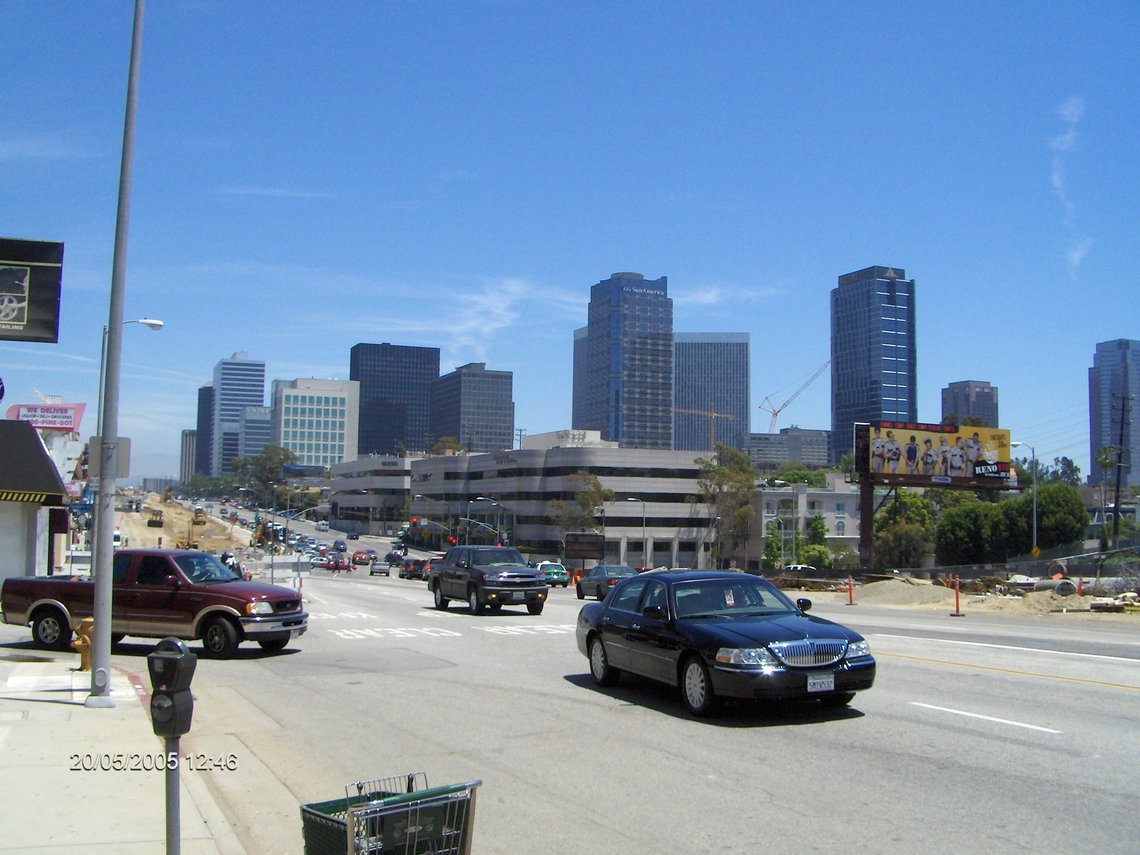 En bil kjørte inn i en folkemengde ved Santa Monica Boulevard i Los Angeles og traff 28 personer. Fem personer skal være kritisk skadet. Bildet er fra området i en roligere situasjon. Foto: DreCube/ CC BY-SA 3.0/Wikimedia En bil kjørte inn i en folkemengde ved Santa Monica Boulevard i Los Angeles og traff 28 personer. Fem personer skal være kritisk skadet. Bildet er fra området i en roligere situasjon. Foto: DreCube/ CC BY-SA 3.0/Wikimedia