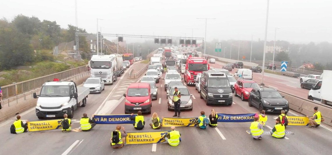 Svenske klimaaktivister blokkerte motorveien E4 utenfor Stockholm i 2022, men slipper straff. Foto: Återställ våtmarker Svenske klimaaktivister blokkerte motorveien E4 utenfor Stockholm i 2022, men slipper straff. Foto: Återställ våtmarker