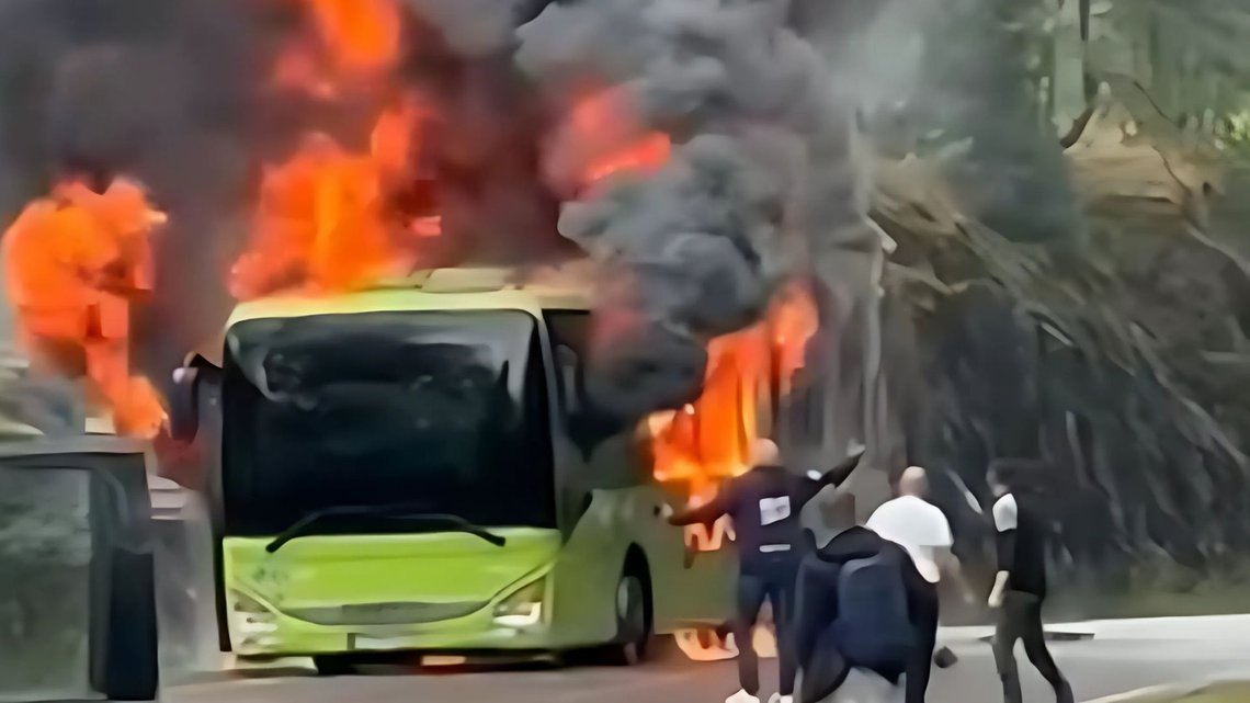 BRANN: Denne bussbrannen var påtent av en 15 år gammel albaner. En 75 år gammel kvinne omkom, og to andre fikk kritiske brannskader. Foto: Privat BRANN: Denne bussbrannen var påtent av en 15 år gammel albaner. En 75 år gammel kvinne omkom, og to andre fikk kritiske brannskader. Foto: Privat