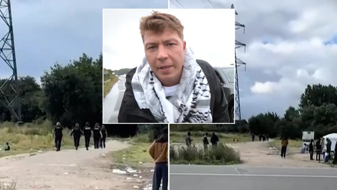 GB News-reporter Patrick Christy iførte seg et palestinaskjerf for å gli inn en leir med illegale migranter på vei til Dover. Foto: GB News GB News-reporter Patrick Christy iførte seg et palestinaskjerf for å gli inn en leir med illegale migranter på vei til Dover. Foto: GB News