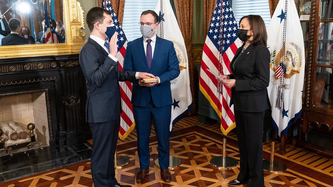 Kamala Harris: - I dag morges sverget jeg Pete Buttigieg inn som transportminister. Minister Pete er en ekte problemløser. Han vil bringe folk sammen for å styrke infrastrukturen i landet vårt. Og han vil fortsette å bryte grenser mens han holder på. Gratulerer, herr minister. 3. februar 2021. Kilde: Wikimedia. Kamala Harris: - I dag morges sverget jeg Pete Buttigieg inn som transportminister. Minister Pete er en ekte problemløser. Han vil bringe folk sammen for å styrke infrastrukturen i landet vårt. Og han vil fortsette å bryte grenser mens han holder på. Gratulerer, herr minister. 3. februar 2021. Kilde: Wikimedia.