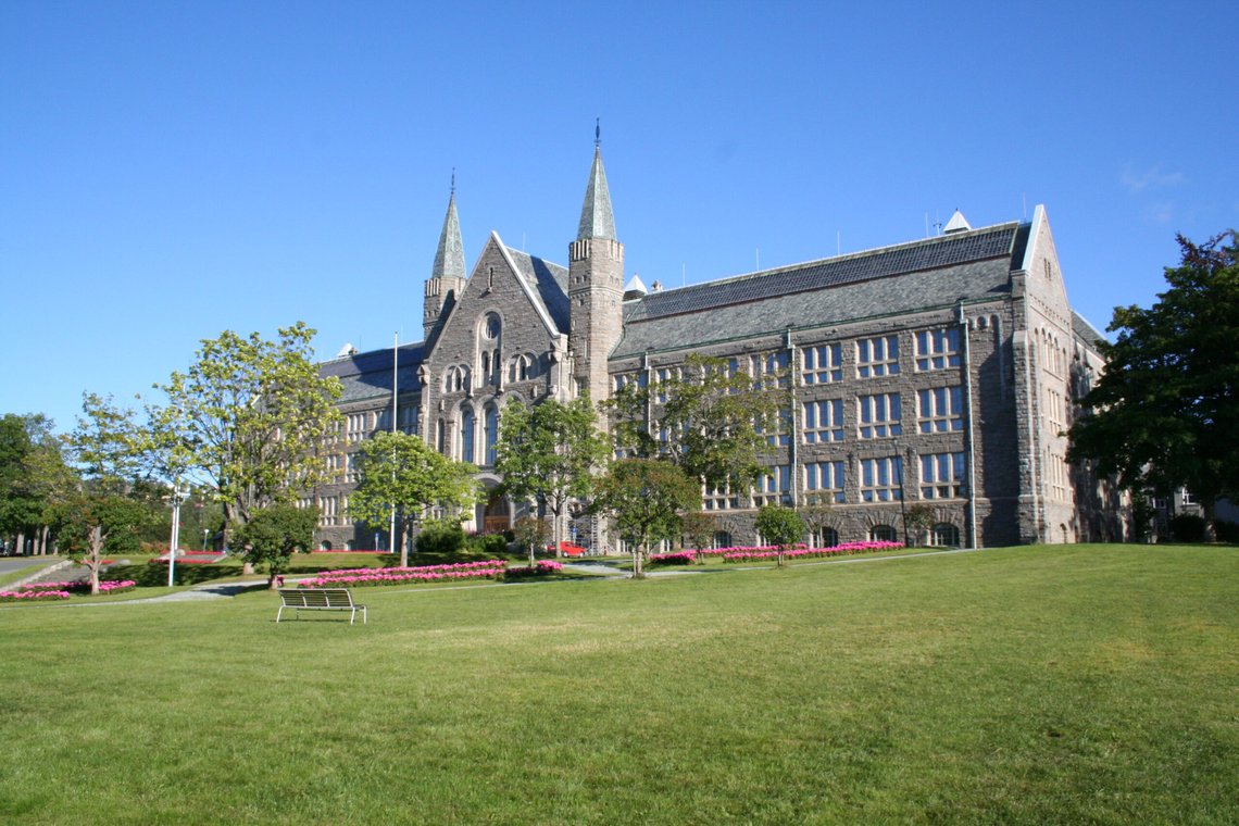 Stadig flere studenter, særlig de som har studert i utlandet, sliter med høye studielån. Det er billigere å studere i Norge. Bildet viser hovedbygget ved NTNU i Trondheim. Eirik Refsdal/ CC BY 2.0/ Wikimedia Stadig flere studenter, særlig de som har studert i utlandet, sliter med høye studielån. Det er billigere å studere i Norge. Bildet viser hovedbygget ved NTNU i Trondheim. Eirik Refsdal/ CC BY 2.0/ Wikimedia