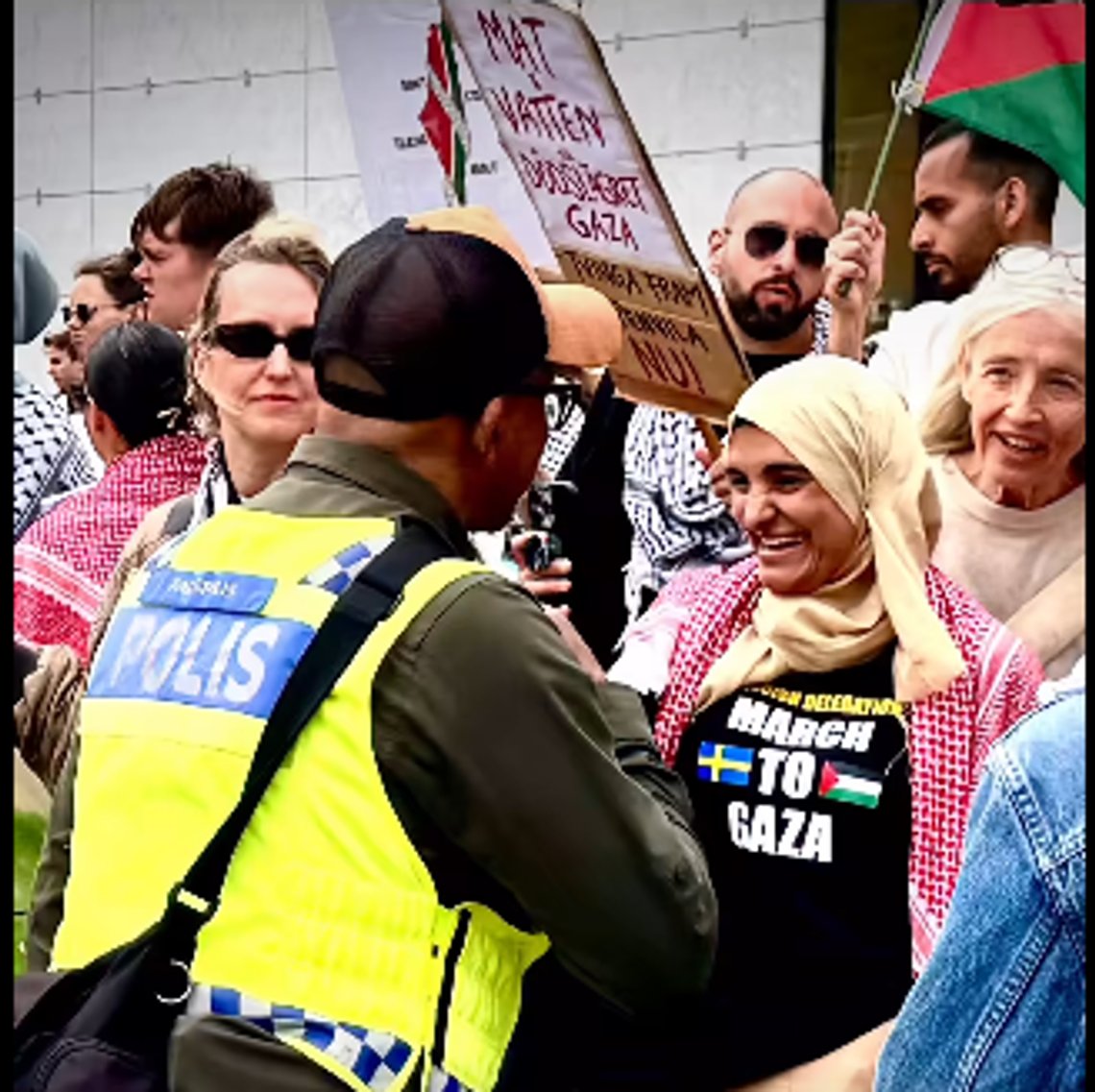 Et tilsynelatende gledelig og varmt møte mellom politi og palestinske og Hamas-aktivister i Almedalen. Foto: Helene Bergman Et tilsynelatende gledelig og varmt møte mellom politi og palestinske og Hamas-aktivister i Almedalen. Foto: Helene Bergman